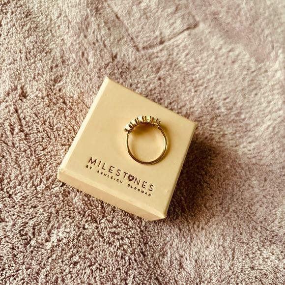 Charlie and Marcelle 14k yellow gold opal ring, size 7 - Picture 7 of 11